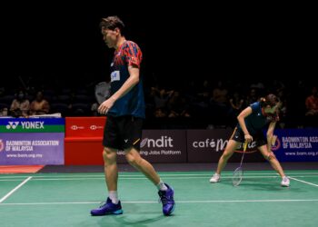 AKSI pasangan beregu campuran negara, Tan Kian Meng-Lai Pei Jing ketika menentang pasangan Jepun, Midorikawa Hiroki-Saito Natsu pada Badminton Terbuka Malaysia 2025, di Axiata Arena, hari ini. - UTUSAN/SHIDDIEQIIN ZON