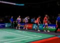 KELIHATAN beregu wanita negara (baju merah) Go Pei Kee-Teoh Mei Xing diiringi keluar sewaktu perlawanan menentang gandingan China, Jia Yi Fan-Zhang Shu Xian pada hari pertama perlawanan Kejohanan Badminton Terbuka Malaysia 2025 di Axiata Arena, semalam. - UTUSAN/SHIDDIEQIIN ZON