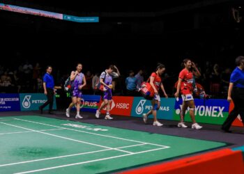 KELIHATAN beregu wanita negara (baju merah) Go Pei Kee-Teoh Mei Xing diiringi keluar sewaktu perlawanan menentang gandingan China, Jia Yi Fan-Zhang Shu Xian pada hari pertama perlawanan Kejohanan Badminton Terbuka Malaysia 2025 di Axiata Arena, semalam. - UTUSAN/SHIDDIEQIIN ZON