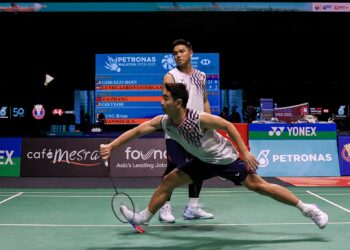 AKSI pasangan beregu lelaki negara, Goh Sze Fei-Nur Izzuddin ketika menentang pasangan Denmark, Lundgaard Daniel-Vestergaard Mads pada Kejohanan Badminton Terbuka Malaysia 2025, di Axiata Arena, di sini hari ini. - UTUSAN/SHIDDIEQIIN ZON