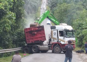 SEBUAH treler melintang jalan selepas mengundur akibat gagal mendaki Bukit Mentimun di Jalan Jerantut-Kuala Tembeling di Jerantut, Pahang, baru-baru ini.