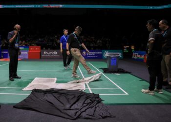 Setiausaha Agung BAM, Datuk Kenny Goh (tengah) meninjau keadaan gelanggang yang basah akibat kejadian bumbung bocor di gelanggang dua dan tiga pada
Kejohanan Badminton Terbuka Malaysia 2025, di Axiata Arena, di sini, hari ini. - UTUSAN/SHIDDIEQIIN ZON