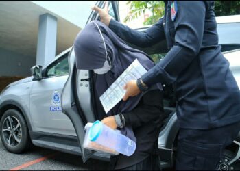 PUTERI Nurin Amalina diiringi anggota polis hadir ke Mahkamah Sesyen Seremban hari ini bagi sebutan semula berkaitan pertuduhan melakukan penderaan fizikal dan pengabaian terhadap empat kanak-kanak di sebuah pusat jagaan yang mempunyai kaitan dengan GISBH tahun lalu.-UTUSAN/MOHD. SHAHJEHAN MAAMIN.