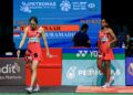 AKSI pasangan beregu wanita negara, Pearly Tan-M. Thinaah ketika menentang pasangan Indonesia, Lanny Tria Mayasari-Siti Fadia Silva Ramadhanti pada Kejohanan Badminton Terbuka Malaysia 2025, di Axiata Arena, hari ini. - UTUSAN/SHIDDIEQIIN ZON