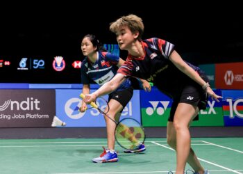 AKSI pasangan beregu wanita negara, Vivian Hoo-Lim Chiew Sien ketika menentang pasangan Taiwan, Cheng Yu Pei-Sun Yu Hsing pada Kejohanan Badminton Terbuka Malaysia 2025, di Axiata Arena, semalam. - UTUSAN/SHIDDIEQIIN ZON