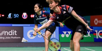 AKSI pasangan beregu wanita negara, Vivian Hoo-Lim Chiew Sien ketika menentang pasangan Taiwan, Cheng Yu Pei-Sun Yu Hsing pada Kejohanan Badminton Terbuka Malaysia 2025, di Axiata Arena, semalam. - UTUSAN/SHIDDIEQIIN ZON