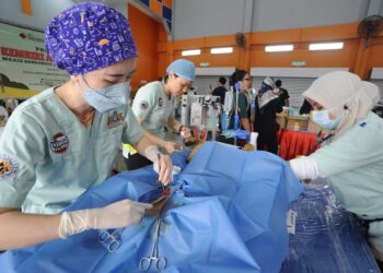 SEORANG  doktor melakukan pembedahan kembiri ke atas seekor anjing liar sempena Program Kembiri Anjing Liar MBJB Bersama Social Hero Foundation & Vet Partners Malaysia di Dewan Raya Taman Perling, Johor Bahru.