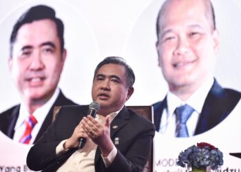 MENTERI Pengangkutan Anthony Loke Siew Fook (kiri) bercakap semasa Fireside Chat: Tinjauan Kerajaan Madani mengenai Keperluan Infrastruktur Kritikal di sesi forum Malaysia, dikendalikan oleh Lembaga Pengarah Bebas CGS International Securities Malaysia Sdn Bhd Tan Sri Shahril Ridza Ridzuan (kanan) di CGS International Hari Korporat Malaysia Tahunan ke-17 2025 di sebuah hotel hari ini. / M.FIRDAUS M.JOHARI