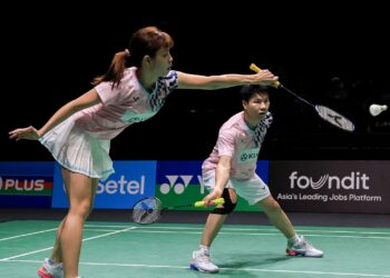 AKSI pasangan beregu campuran negara, Goh Soon Huat-Shevon Lai ketika menentang pasangan Amerika Syarikat (AS), Smith Presley-Jennie Gai pada Kejohanan Badminton Terbuka Malaysia 2025, di Axiata Arena, hari ini. - UTUSAN/SHIDDIEQIIN ZON