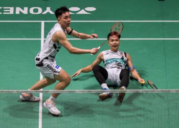 AKSI pasangan beregu lelaki negara, Arif Junaidi-Yap Roy King ketika menentang pasangan Korea Selatan, Kim Won Ho-Seo Seung Jae pada Kejohanan Badminton Terbuka Malaysia 2025, di Axiata Arena, hari ini. - UTUSAN/SHIDDIEQIIN ZON