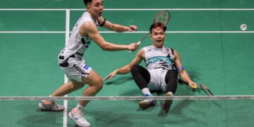 AKSI pasangan beregu lelaki negara, Arif Junaidi-Yap Roy King ketika menentang pasangan Korea Selatan, Kim Won Ho-Seo Seung Jae pada Kejohanan Badminton Terbuka Malaysia 2025, di Axiata Arena, hari ini. - UTUSAN/SHIDDIEQIIN ZON