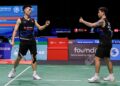 AKSI pasangan beregu lelaki negara, Ong Yew Sin-Teo Ee Yi ketika menentang pasangan Indonesia, Fajar Alfian-Muhammad Rian Ardrianto pada Kejohanan Badminton Terbuka Malaysia 2025, di Axiata Arena, hari ini. - UTUSAN/SHIDDIEQIIN ZON