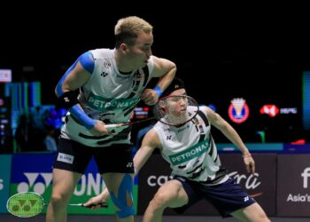 AKSI pasangan beregu lelaki negara, Aaron Chia-Soh Wooi Yik ketika menentang pasangan Amerika Syarikat (AS), Chen Zhi Yi-Smith Presley pada Kejohanan Badminton Terbuka Malaysia 2025, di Axiata Arena, hari ini. - UTUSAN/SHIDDIEQIIN ZON