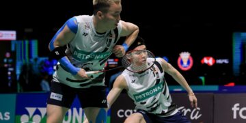 AKSI pasangan beregu lelaki negara, Aaron Chia-Soh Wooi Yik ketika menentang pasangan Amerika Syarikat (AS), Chen Zhi Yi-Smith Presley pada Kejohanan Badminton Terbuka Malaysia 2025, di Axiata Arena, hari ini. - UTUSAN/SHIDDIEQIIN ZON