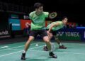 AKSI pasangan beregu lelaki negara, Nur Muhd Azriyn Ayub-Tan Wee Kiong ketika menentang pasangan China, Xie Hao Nan-Zeng Wei Han pada Kejohanan Badminton Terbuka Malaysia 2025, di Axiata Arena, di sini, semalam. - UTUSAN/SHIDDIEQIIN ZON