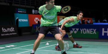 AKSI pasangan beregu lelaki negara, Nur Muhd Azriyn Ayub-Tan Wee Kiong ketika menentang pasangan China, Xie Hao Nan-Zeng Wei Han pada Kejohanan Badminton Terbuka Malaysia 2025, di Axiata Arena, di sini, semalam. - UTUSAN/SHIDDIEQIIN ZON