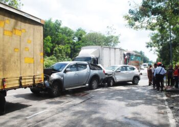 NAHAS 10 kenderaan di Lebuh SPA berhampiran persimpangan ke Pusat Simpanan Kenderaan Berat, Ayer Keroh, Melaka.