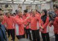 AHMAD Zahid Hamidi beramah mesra bersama warga KEMAS selepas Program Pemerkasaan Masyarakat MADANI KEMAS di KKDW di Putrajaya. - UTUSAN/FAIZ ALIF ZUBIR