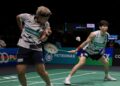 AKSI pasangan beregu campuran negara, Chen Tang Jie-Toh Ee Wei ketika menentang pasangan Taiwan, Lu Ming Che-Hung En Tzu pada Kejohanan Badminton Terbuka Malaysia 2025, di Axiata Arena, di sini, hari ini. - UTUSAN/SHIDDIEQIIN ZON