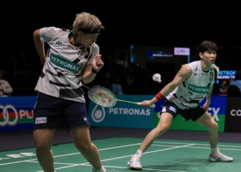 AKSI pasangan beregu campuran negara, Chen Tang Jie-Toh Ee Wei ketika menentang pasangan Taiwan, Lu Ming Che-Hung En Tzu pada Kejohanan Badminton Terbuka Malaysia 2025, di Axiata Arena, di sini, hari ini. - UTUSAN/SHIDDIEQIIN ZON