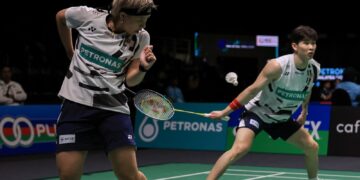 AKSI pasangan beregu campuran negara, Chen Tang Jie-Toh Ee Wei ketika menentang pasangan Taiwan, Lu Ming Che-Hung En Tzu pada Kejohanan Badminton Terbuka Malaysia 2025, di Axiata Arena, di sini, hari ini. - UTUSAN/SHIDDIEQIIN ZON