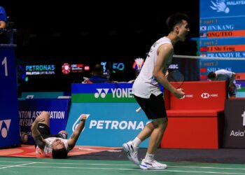 BEREGU profesional negara, Ong Yew Sin-Teo Ee Yi meraikan kemenangan selepas menewaskan pasangan Korea Selatan, Jin Yong-Kang Min Hyuk pada Kejohanan Badminton Terbuka Malaysia 2025 di Axiata Arena, hari ini. - UTUSAN/SHIDDIEQIIN ZON