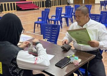 MOHD. Safuan Nadin ketika mendaftarkan diri bagi menyambung pengajian di peringkat diploma bagi Sesi II 2024/2025 di Politeknik Port Dickson, kelmarin.-GAMBAR/IHSAN POLITEKNIK PORT DICKSON.