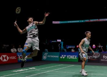 BEREGU lelaki negara, Man Wei Chong-Tee Kai Wun menewaskan pasangan Taiwan,  Lee Jhe Huei dan Yang Po Hsuan  21-15, 21-13 pada aksi pusingan kedua di Axiata Arena, hari ini. - UTUSAN/SHIDDIEQIIN ZON