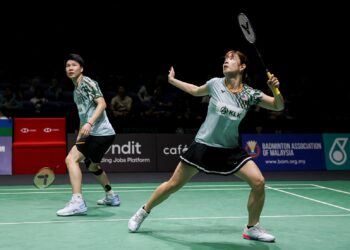 AKSI pasangan beregu campuran negara, Goh Soon Huat-Shevon Lai ketika menentang pasangan India, Karunakaran Satish Kumar-Aadya Variyath pada Kejohanan Badminton Terbuka Malaysia 2025, di Axiata Arena, hari ini. - UTUSAN/SHIDDIEQIIN ZON