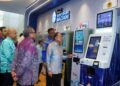 ANWAR Ibrahim melawat kiosk Sentuhan Madani di Pusat Membeli-Belah Alamanda, Putrajaya. - UTUSAN/FAISOL MUSTAFA