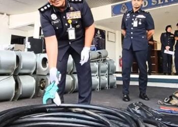 NORHIZAM menunjukkan kabel yang dirampas daripada sindiket di IPD Sepang.