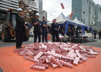 ROKOK antara barangan yang dilupuskan dalam Majlis Pelupusan Barang Kes di IPD Brickfields, hari ini.