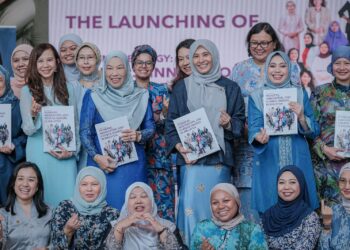 NURUL Izzah Anwar bergambar bersama tetamu selepas hadir pada Majlis Women In Energy di Putrajaya. - UTUSAN/FAIZ ALIF ZUBIR