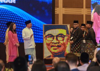 Perdana Menteri, Datuk Seri Anwar Ibrahim (tiga kiri) ketika menerima cenderahati dari pihak Majlis Belia Malaysia pada majlis perasmian Mesyuarat Perhimpunan Agung Tahunan Majlis Belia Malaysia Kali Ke-73 di Pusat Dagangan Dunia Kuala Lumpur di sini hari ini. UTUSAN/SYAKIR RADIN