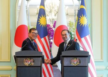 Anwar Ibrahim bersalam dengan Shigeru Ishiba selepas sidang akhbar sambutan rasmi Perdana Menteri Jepun ke Malaysia di Kompleks Perdana Putra, Putrajaya, hari ini.-UTUSAN/ FAISOL MUSTAFA