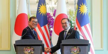 Anwar Ibrahim bersalam dengan Shigeru Ishiba selepas sidang akhbar sambutan rasmi Perdana Menteri Jepun ke Malaysia di Kompleks Perdana Putra, Putrajaya, hari ini.-UTUSAN/ FAISOL MUSTAFA