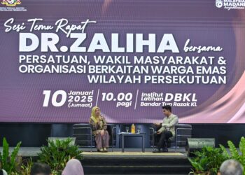 MENTERI di Jabatan Perdana Menteri (Wilayah Persekutuan), Dr. Zaliha Mustafa (kiri) ketika bercakap pada Sesi Temu Rapat Dr. Zaliha Bersama Persatuan, Wakil Masyarakat & Organisasi Berkaitan Warga Emas Wilayah Persekutuan Kuala Lumpur di Institut Latihan DBKL Bandar Tun Razak di sini hari ini. UTUSAN/SYAKIR RADIN