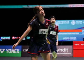 BEREGU campuran professional negara, Goh Soon Huat-Shevon Lai akur dengan gandingan Thailand, Dechapol Puavaranukoh-Supissara Paewsampran 21-17, 12-21, 16-21 pada aksi separuh akhir Terbuka Malaysia 2025 di Axiata Arena, hari ini. - UTUSAN/SHIDDIEQIIN ZON