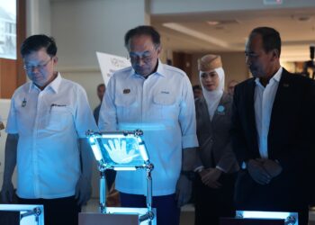 ANWAR Ibrahim (tengah) ketika hadir pada Majlis Pelancaran Blok Baharu Hospital Pakar KPJ Penang di Bukit Mertajam, Pulau Pinang.-UTUSAN/IQBAL HAMDAN