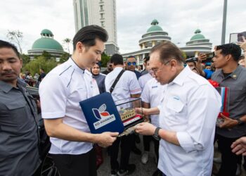 ANWAR Ibrahim (dua dari kanan) dan Eng Yee Koon (dua dari kiri) ketika menghadiri Program Muhibbah MADANI yang berlangsung di pekarangan bangunan MBSP di Bandar Perda, Bukit Mertajam, Pulau Pinang hari ini.