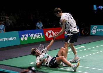 BEREGU campuran negara, Chen Tang Jie-Toh Ee Wei tewas kepada beregu China,  Feng Yan Zhe-Huang Dong Ping 21-19, 21-14 di Axiata Arena, hari ini. - UTUSAN/SHIDDIEQIIN ZON