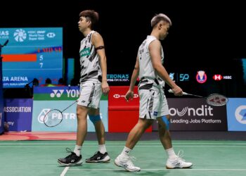 AKSI pasangan beregu lelaki negara, Man Wei Chong dan Tee Kai Wun ketika menentang pasangan China, Chen Bo Yang dan Liu Yi pada separuh akhir Kejohanan Badminton Terbuka Malaysia 2025, di Axiata Arena, di sini hari ini. - UTUSAN/SHIDDIEQIIN ZON