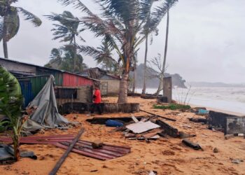 KEADAAN rumah penduduk  yang dibadai ombak dan angin kencang di Kampung Geliga Baru, Kemaman, Terengganu. – UTUSAN/NIK NUR IZZATUL HAZWANI NIK ADNAN