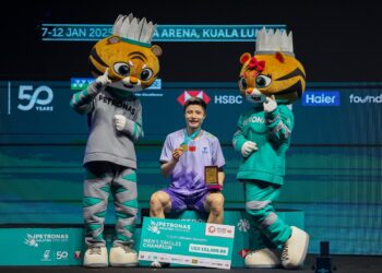 PEMAIN perseorangan lelaki China, Shi Yu Qi dinobatkan sebagai juara selepas menewaskan pemain Denmark, Anders Antonsen pada perlawanan akhir Kejohanan Badminton Terbuka Malaysia 2025, di Axiata Arena, di sini hari ini. - UTUSAN/SHIDDIEQIIN ZON