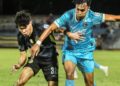 PEMAIN Penang FC, Mohammad Amer Azahar (kanan) diasak oleh pertahanan Perak FC, Muhammad Fadhil Mohammad Azmi dalam aksi Liga Super di Stadium Bandaraya, Pulau Pinang, malam ini.-GAMBAR/FACEBOOK PENANG FC