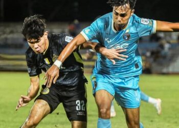 PEMAIN Penang FC, Mohammad Amer Azahar (kanan) diasak oleh pertahanan Perak FC, Muhammad Fadhil Mohammad Azmi dalam aksi Liga Super di Stadium Bandaraya, Pulau Pinang, malam ini.-GAMBAR/FACEBOOK PENANG FC