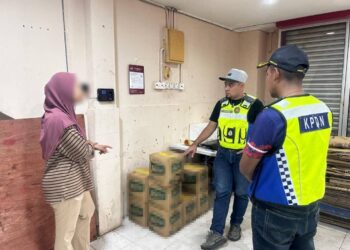 ANGGOTA Penguatkuasa KPDN melakukan serbuan di salah sebuah premis di Melaka yang disyaki menggunakan orang tengah bagi mendapatkan barangan kawalan berjadual.