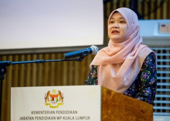 Fadhlina Sidek ketika berucap pada Majlis Penyerahan Cek Bantuan Awal Persekolahan (BAP) di Auditorium Tan Sri Abdul Rafie, Jabatan Pendidikan Wilayah Persekutuan, Kuala Lumpur. - UTUSAN/ISKANDAR ISHAK