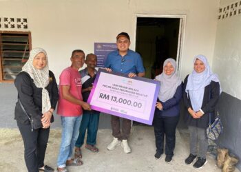 MUHAMAD AKMAL Saleh menyampaikan replika cek bernilai RM13,000 peruntukan PKPN kepada seorang nelayan di Kuala Linggi, Alor Gajah, Melaka.