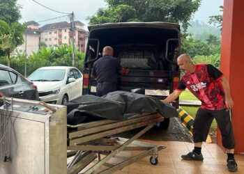 MAYAT mangsa kemalangan dibawa ke Bahagian Forensik Hospital Gua Musang, Kelantan untuk proses bedah siasat.UTUSAN/AIMUNI TUAN LAH